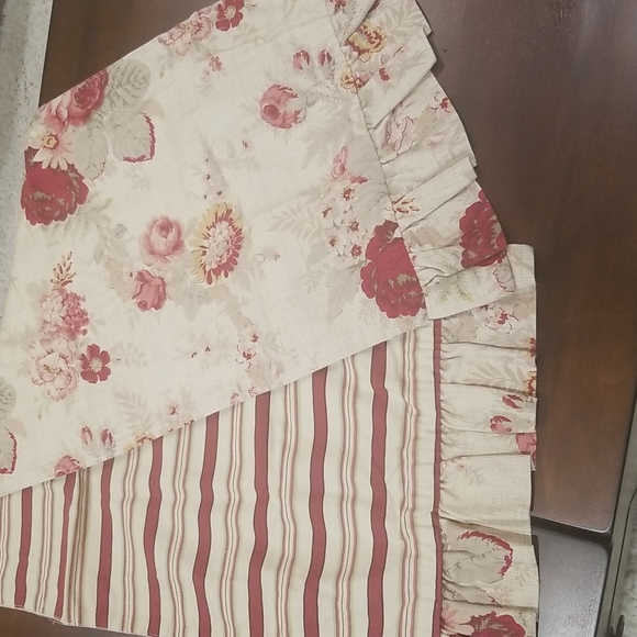 Vintage Table Runner Garden Floral/Stripe Pattern - Reversable - Picture 4 of 9